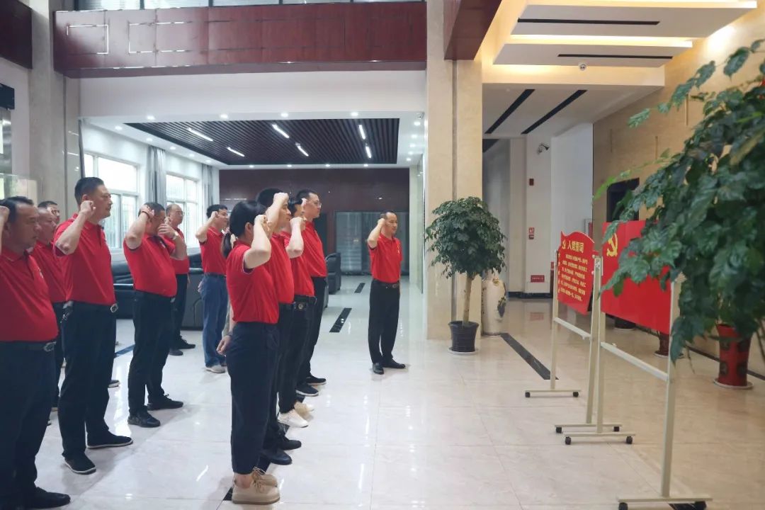 永遠跟黨走，奮進新征程