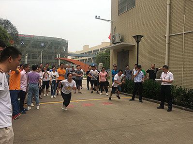 夏意漸濃迎賽事,接力短跑逞英豪